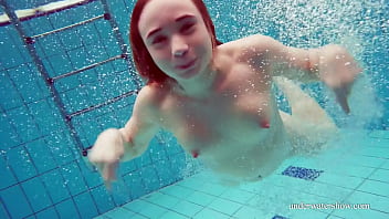 lesbian sex in swimming pool