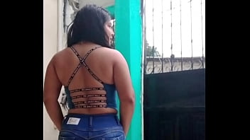 mujeres mostrando las tetas en la calle