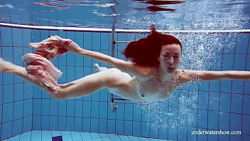 girls having sex in the swimming pool