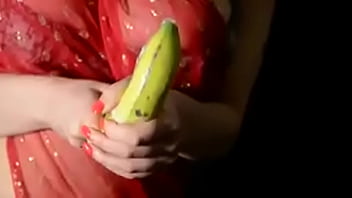 girl puts banana in her pussy