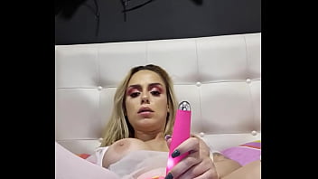 girl masturbating and moaning