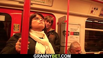 guy eating pussy close up